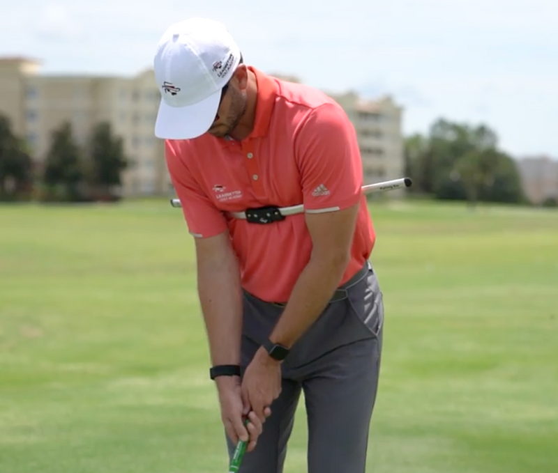golfer using the putting bar